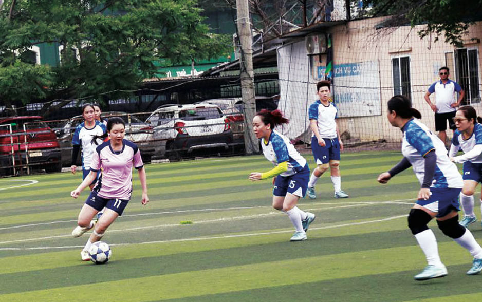 Các nữ vận động viên tham gia tranh tài tại Giải bóng đá nữ cán bộ công nhân viên EVN năm 2026 do Công đoàn Điện lực Việt Nam tổ chức.   Ảnh: ĐẮC CƯỜNG