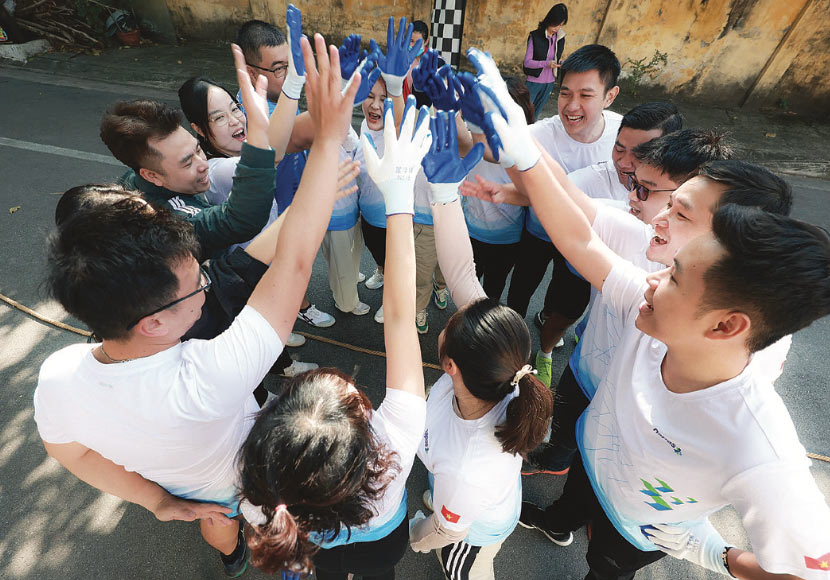 Workers of Vietnam National Payment Joint Stock Company - NAPAS participate in tug-of-war at the banking industry health festival in 2025. Photo: HAI NGUYEN