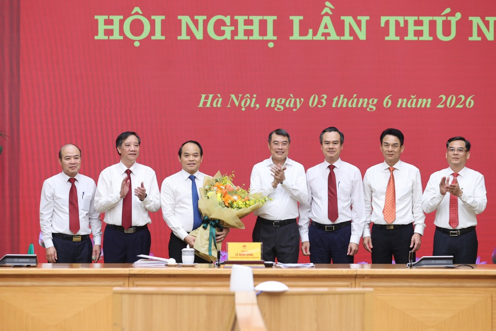 Thủ tướng Lê Minh Hưng chúc mừng Ủy ban Kiểm tra Đảng ủy Chính phủ. Ảnh: VGP