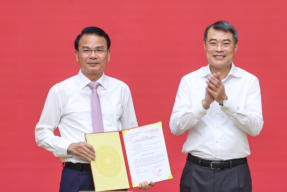 Politburo Member, Prime Minister Le Minh Hung presents the Politburo's decision to Mr. Dang Xuan Phong - Minister, Chairman of the Government Office to hold the position of Deputy Secretary of the Government Party Committee. Photo: VGP