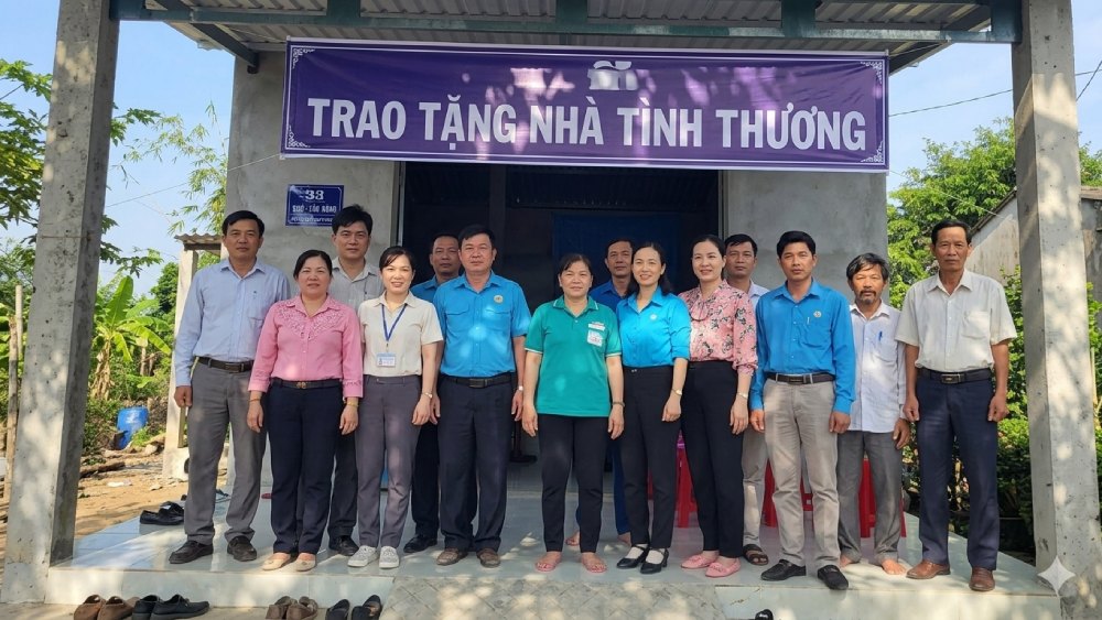 Đoàn viên khó khăn nhận hỗ trợ kinh phí xây nhà từ chương trình chăm lo của tổ chức Công đoàn. Ảnh: Hoàng Lộc