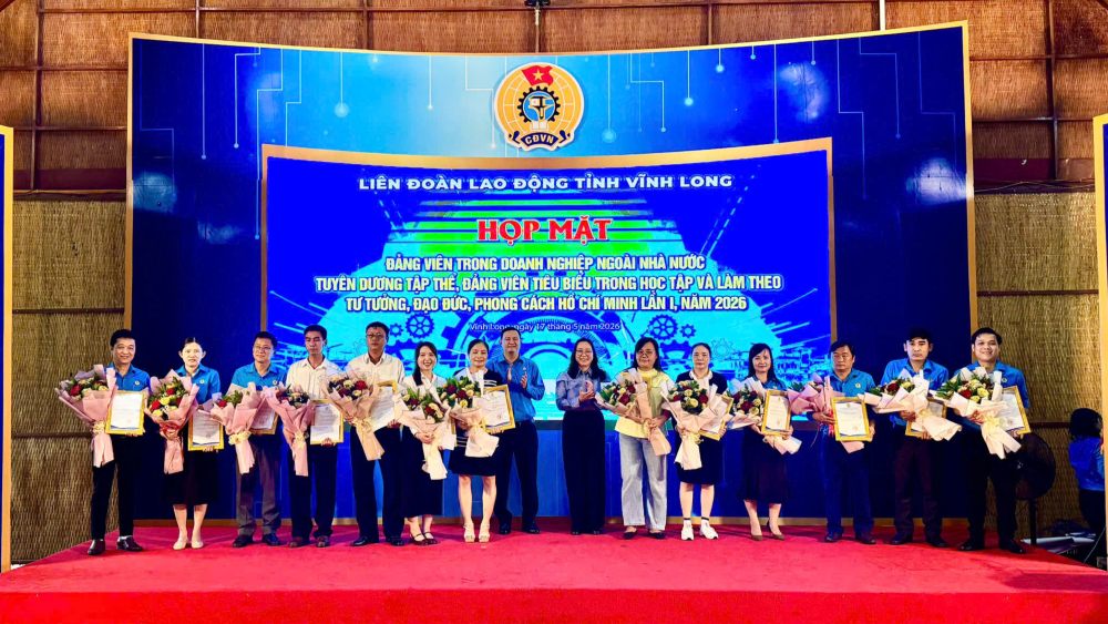 Lãnh đạo LĐLĐ tỉnh Vĩnh Long tuyên dương các tập thể, đảng viên công nhân tiêu biểu học tập và làm theo Bác năm 2026.   Ảnh: Hoàng Lộc