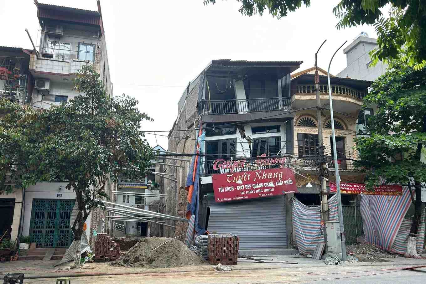 House number 33 Thanh Thien street, Bac Giang ward, Bac Ninh province subsided and tilted completely to one side. Photo: Van Chuong