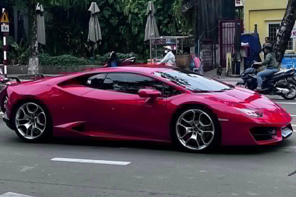 Lamborghini Huracan LP580-2 in Dong Nai city is upgraded with a sporty carbon spoiler by its owner. Photo: Hoang Phuc