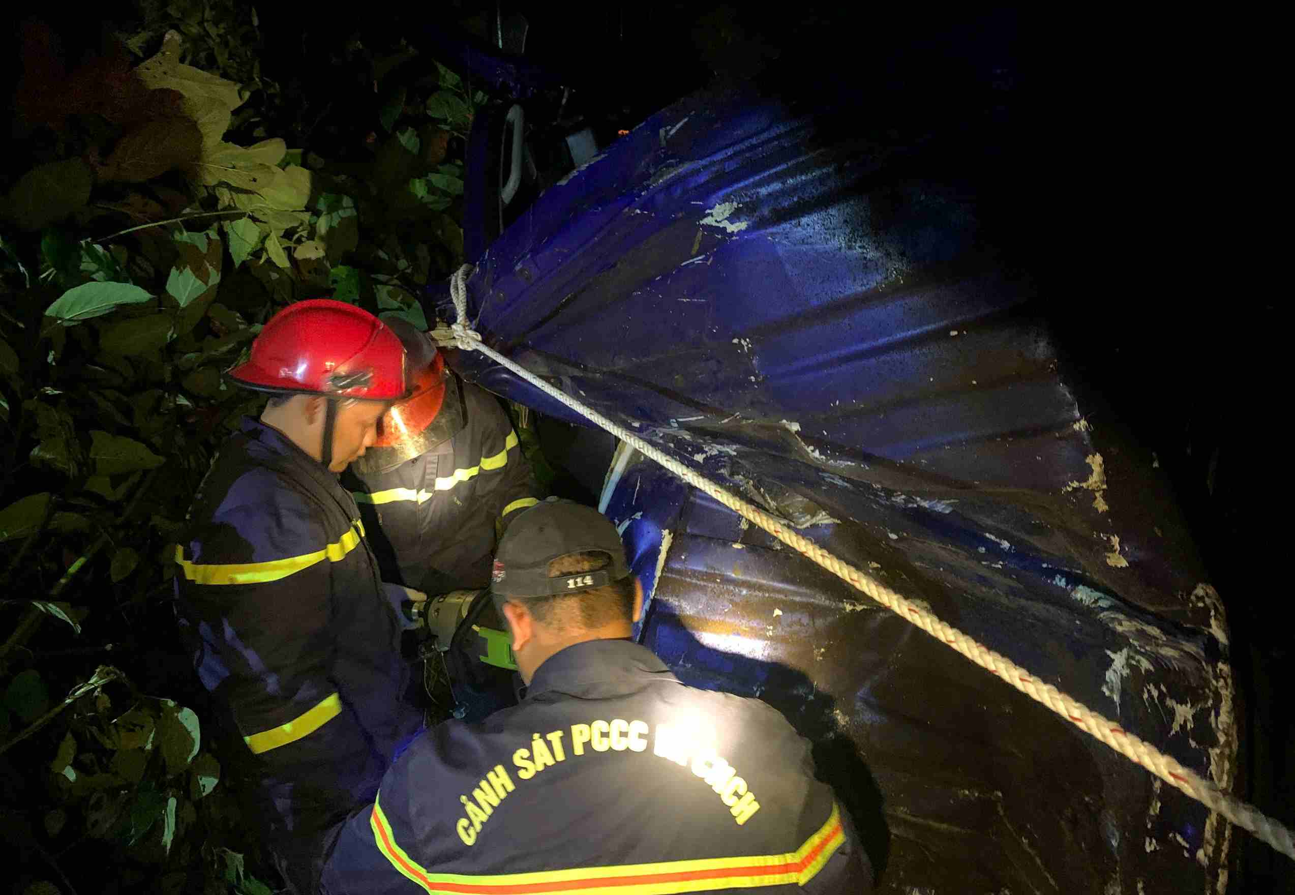 Breathless rescue of truck driver trapped in cabin after accident. Photo: Than Hy