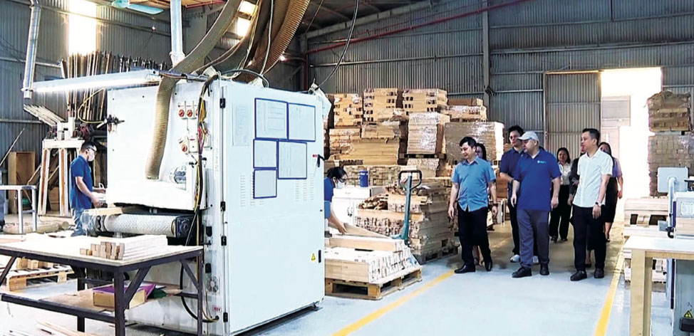 The inter-sectoral delegation of Lao Cai province supervises the implementation of occupational safety and health regulations at enterprises. Photo: DOAN MEN
