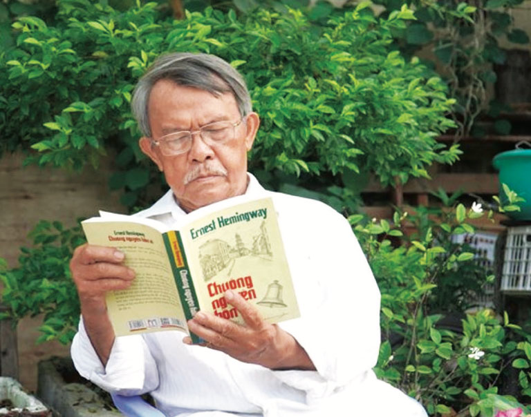 Nhà văn Nguyễn Trí - giải Nhất cuộc thi sáng tác văn học về công nhân, công đoàn do Tổng LĐLĐVN và Báo Lao Động tổ chức, với tác phẩm “Hoa xương rồng”.  Ảnh: HÀ ANH CHIẾN