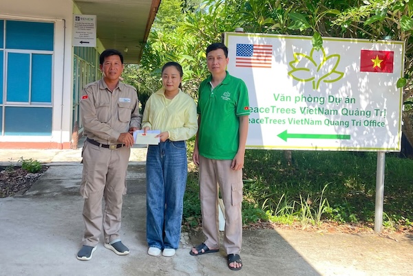Grassroots Trade Union of Vietnam Peace Tree Organization presents support money to female union members. Photo: Quang Tri Trade Union