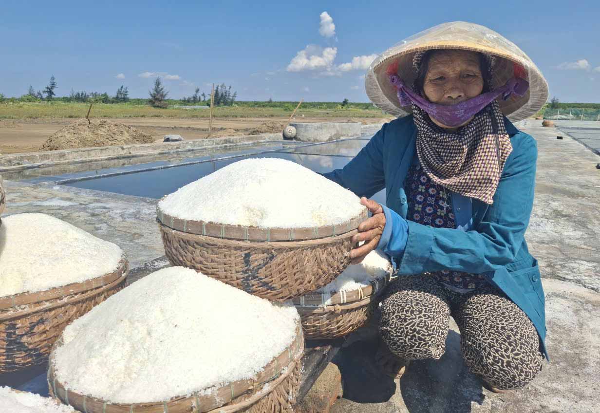 Salt farmers retire and cling to the sun to make a living with salt production. Photo: Tran Tuan