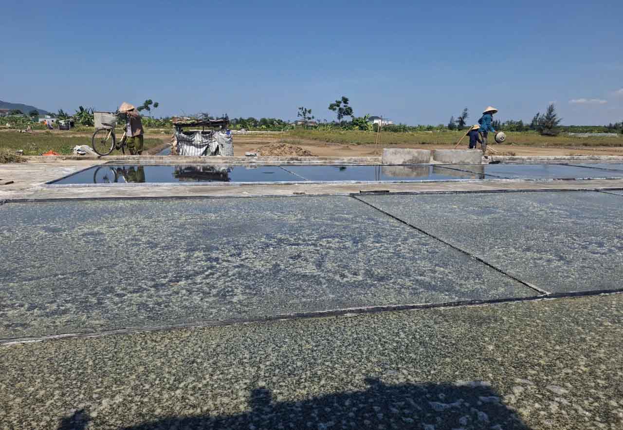 Người dân phơi mình dưới nắng nóng sản xuất muối. Ảnh: Trần Tuấn