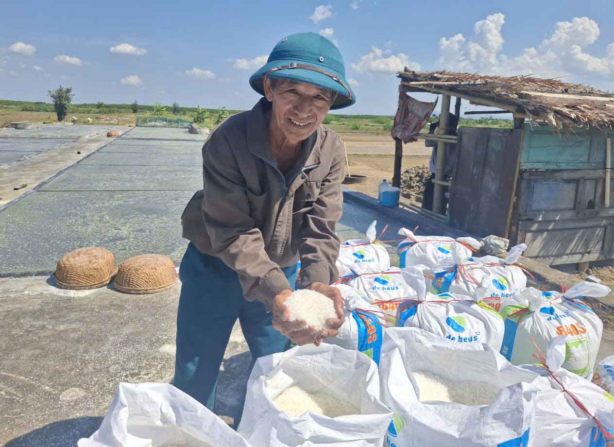 Nghề muối vất vả nhưng thu nhập thấp khiến diêm dân chưa hài lòng. Ảnh: Trần Tuấn