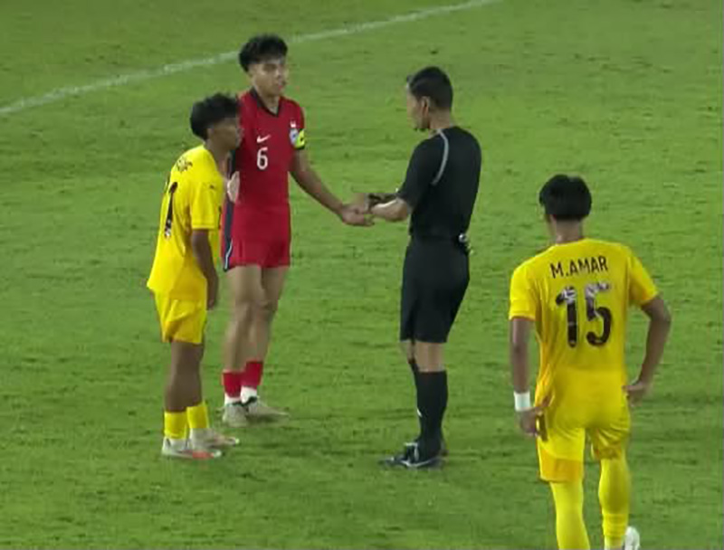 Main referee Le Vu Linh exchanges with the captains of the two teams after the collision. Photo: Cut from video