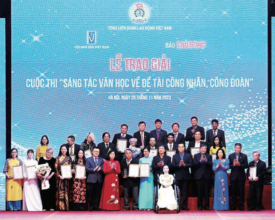 Lãnh đạo Đảng, Nhà nước, lãnh đạo Tổng Liên đoàn Lao động Việt Nam cùng các tác giả đoạt giải Cuộc thi “Sáng tác văn học về đề tài công nhân, công đoàn”. Ảnh: BTC