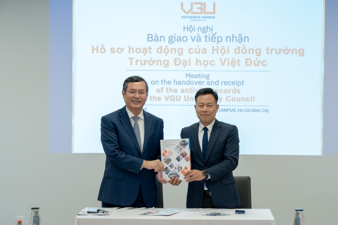 Nghi thức bàn giao nhiệm vụ Chủ tịch hội đồng Trường Đại học Việt Đức giữa PGS.TS Nguyễn Văn Phúc và GS.TS Lê Quân (bên phải). Ảnh: Trang Nguyễn