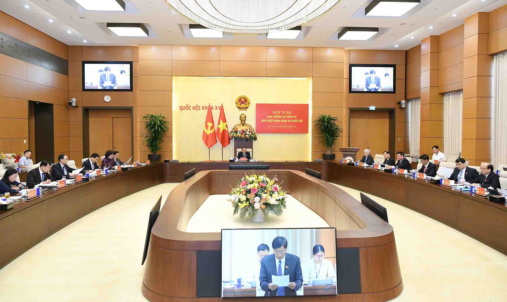 Trao Quyết định của Bộ Chính trị về việc chỉ định kiêm nhiệm Phó Bí thư Đảng ủy Quốc hội. Ảnh: Lâm Hiển.