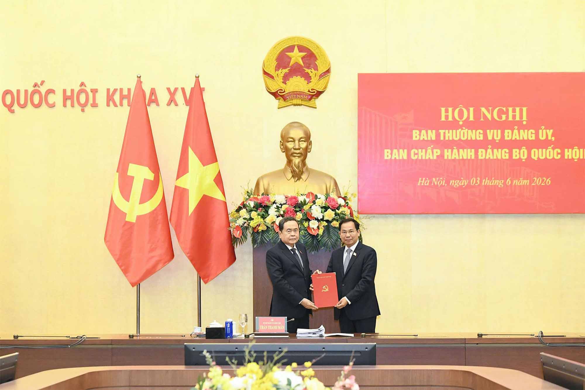 Politburo Member, National Assembly Chairman Tran Thanh Man awarded the Politburo's Decision on appointing concurrently Deputy Secretary of the National Assembly Party Committee and participating in the Standing Committee of the National Assembly Party Committee for the term 2025 - 2030 to Mr. Le Quang Manh. Photo: Lam Hien.