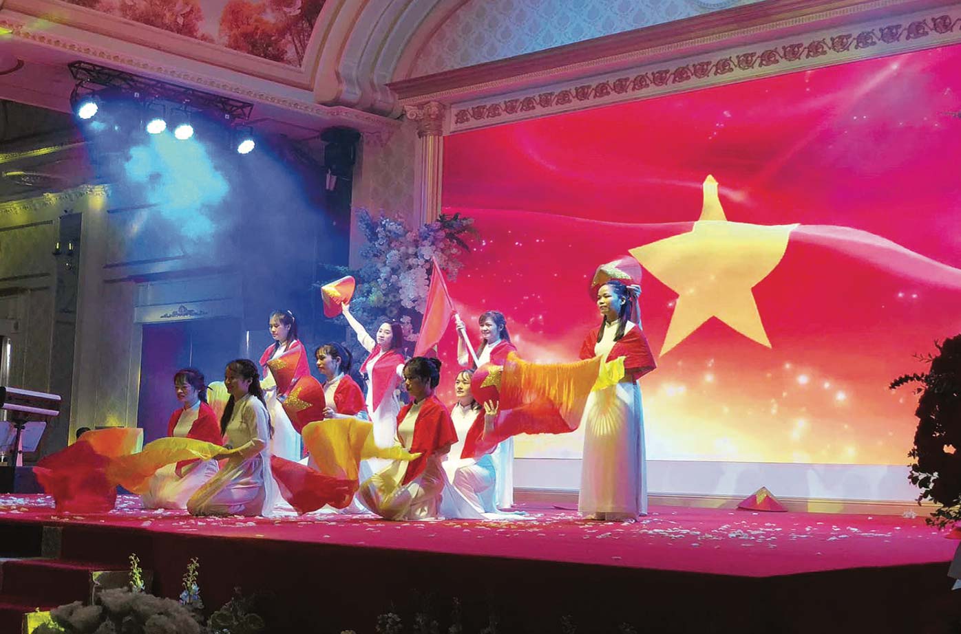 A cultural performance by workers and laborers of Ninh Binh. Photo: CĐNB