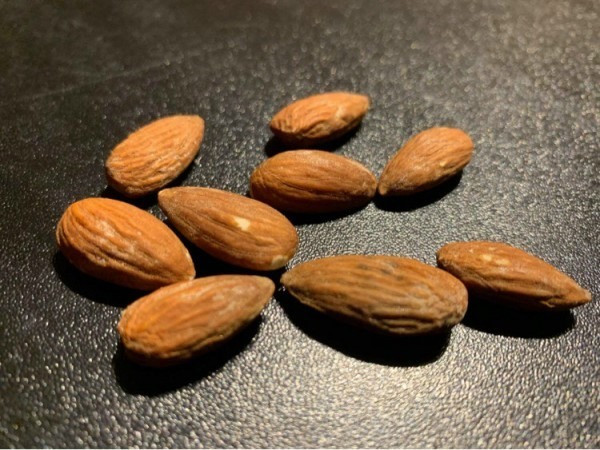 Adding almonds to the diet brings many benefits to cardiovascular health. Photo: Thanh Thanh