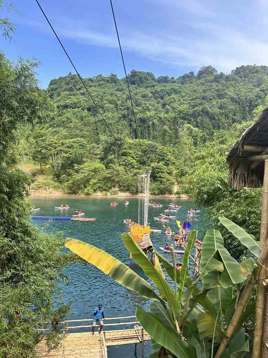 Cuối tuần, du khách đổ về thung lũng khá đông.