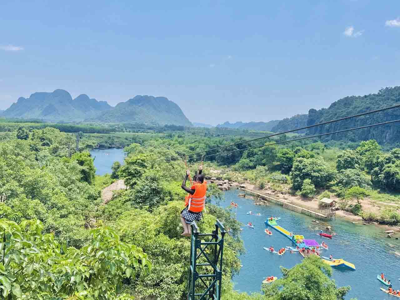 Nữ du khách trải nghiệm đường trượt 600m. Ảnh: Linh Boo