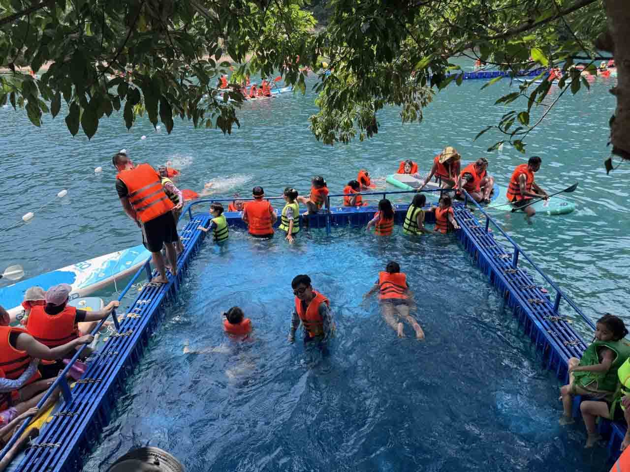 Một khoảnh sông được quây lại làm bể bơi cho trẻ em.
