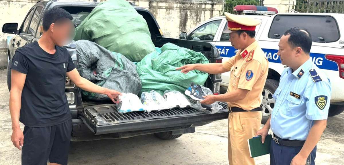Tam Diep Traffic Police Station inspects and discovers a case of transporting goods infringing intellectual property rights. Photo: Ninh Binh Police