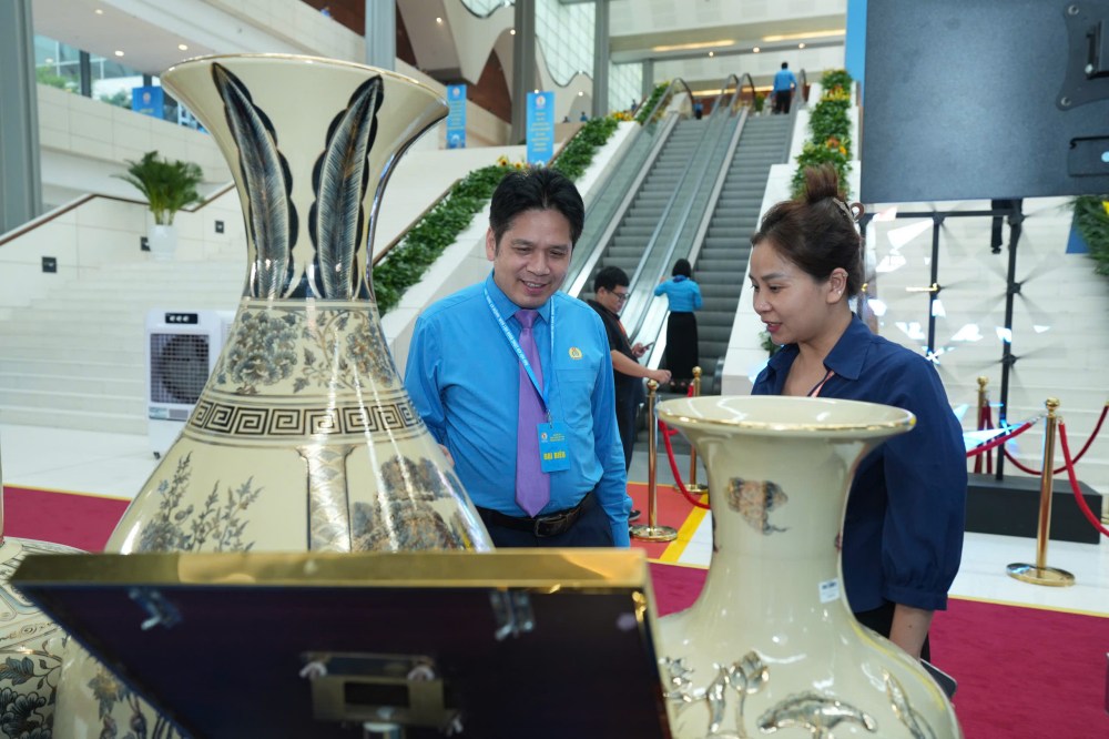 Các đại biểu tham quan gian hàng triển lãm. Ảnh: Hữu Chánh