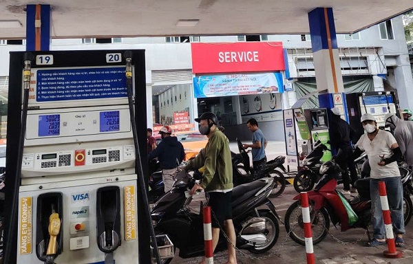 Many people said that E10 gasoline is more economical. Photo: Xuyen Dong