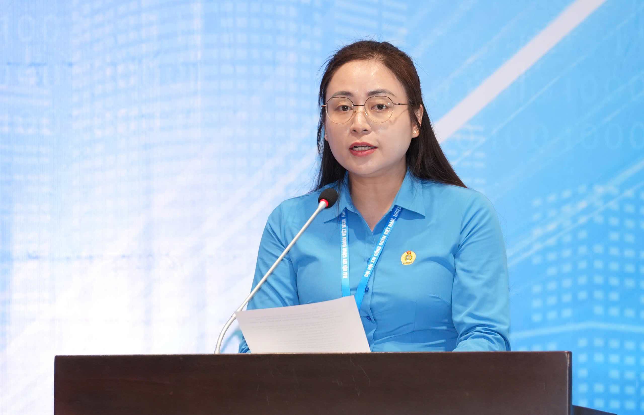 Ms. Pham Thi Xuan Quyen - Director of the Legal Consulting and Employee Support Center - Hai Phong City Labor Federation speaks in a presentation. Photo: Huu Chanh