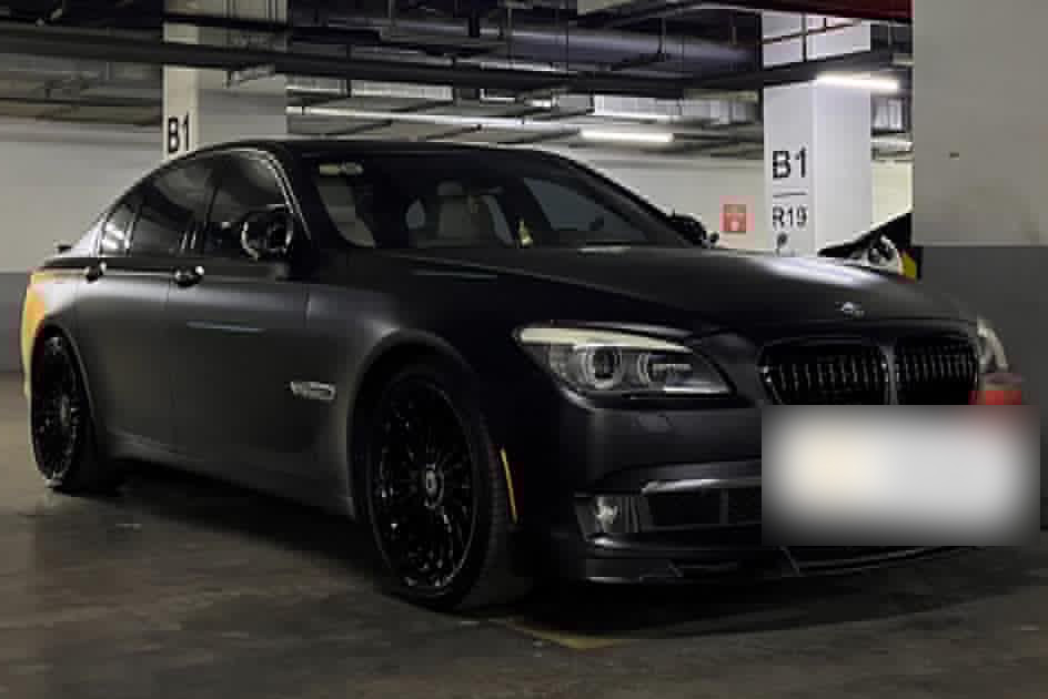 Alpina B7 appeared in a parking garage in Hanoi, attracting the attention of car enthusiasts with its distinctive appearance and high performance configuration. Photo: Quynh Anh