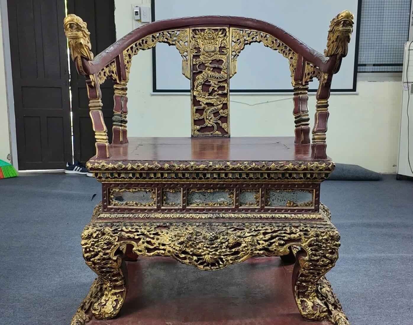 Hình ảnh ngai vàng triều Nguyễn sau khi được phụ chế. Ảnh: Việt Trung