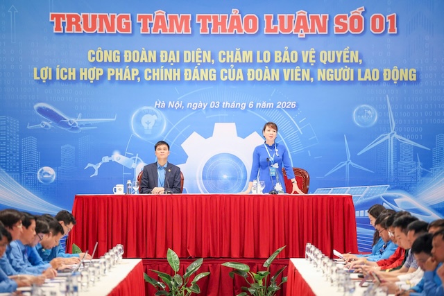 Discussion center No. 1 is chaired by Mr. Ngo Duy Hieu - Vice President of the Vietnam General Confederation of Labor and Ms. Tran Thi Thanh Ha - Member of the Presidium of the Vietnam General Confederation of Labor, Deputy Head of the Labor Relations Department of the General Confederation. Photo: Hai Nguyen