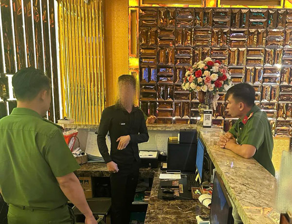 Cơ quan Công an làm việc với cơ sở kinh doanh Karaoke có dấu hiệu trốn thuế. Ảnh: Công an 