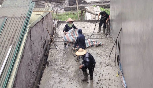 Many houses are only granted temporary construction permits. Photo: Xuyen Dong