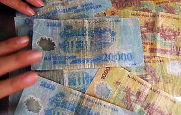 Banknotes that have changed color, blurred images, patterns, letters, numbers; are wrinkled, ripped, blurred, dirty, old, then they do not meet circulation standards from May 19, 2026. Photo: Lam Duy