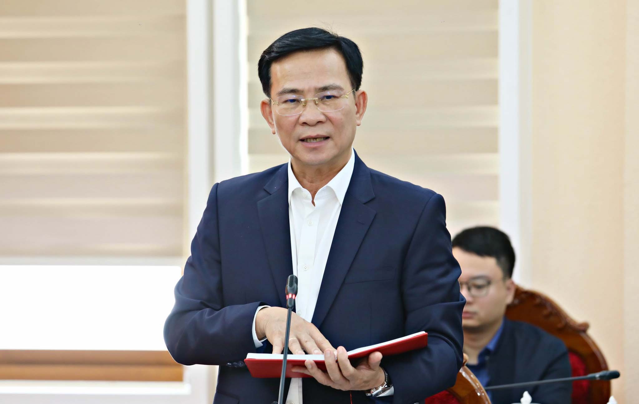 Chủ tịch UBND tỉnh Lâm Đồng Hồ Văn Mười báo cáo với đoàn công tác về những khó khăn của các dự án đang gặp vướng mắc trên địa bàn tỉnh. Ảnh: Chính Thành 