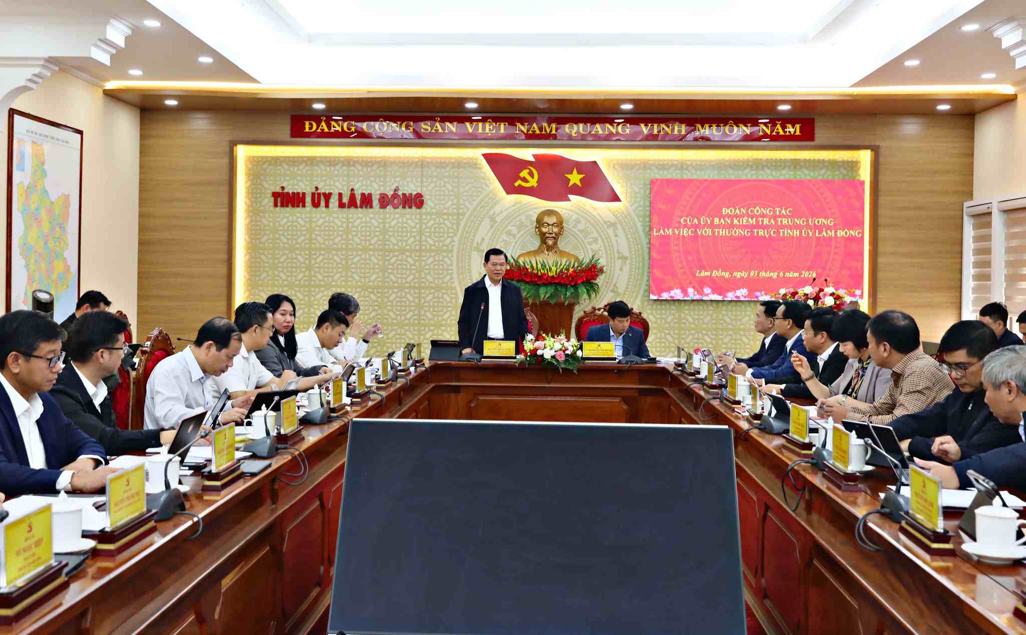 The working delegation of the Central Inspection Committee works with the Lam Dong Provincial Party Committee. Photo: Chinh Thanh