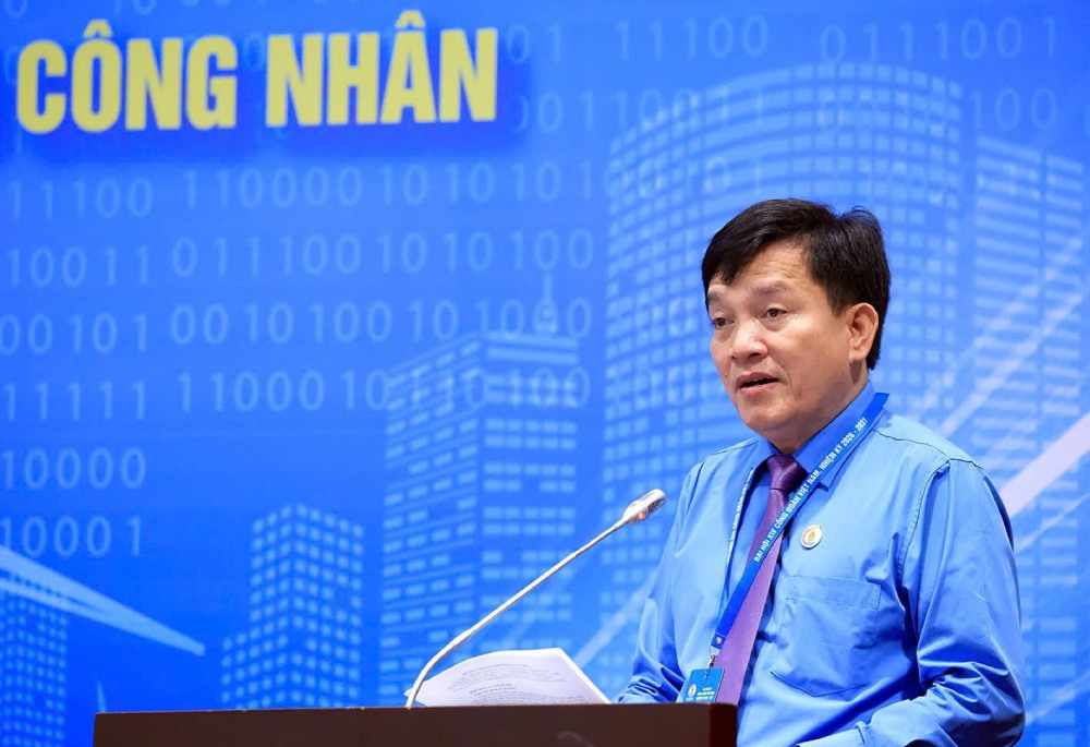 Mr. Nguyen Xuan Hung, Vice President of the Vietnam General Confederation of Labor, spoke at Workshop Center No. 2 with the theme: Focusing on developing union members, establishing grassroots-level trade unions; improving the quality of trade union officials at all levels; building strong trade union organizations and participating in Party development among workers. Photo: Hai Nguyen