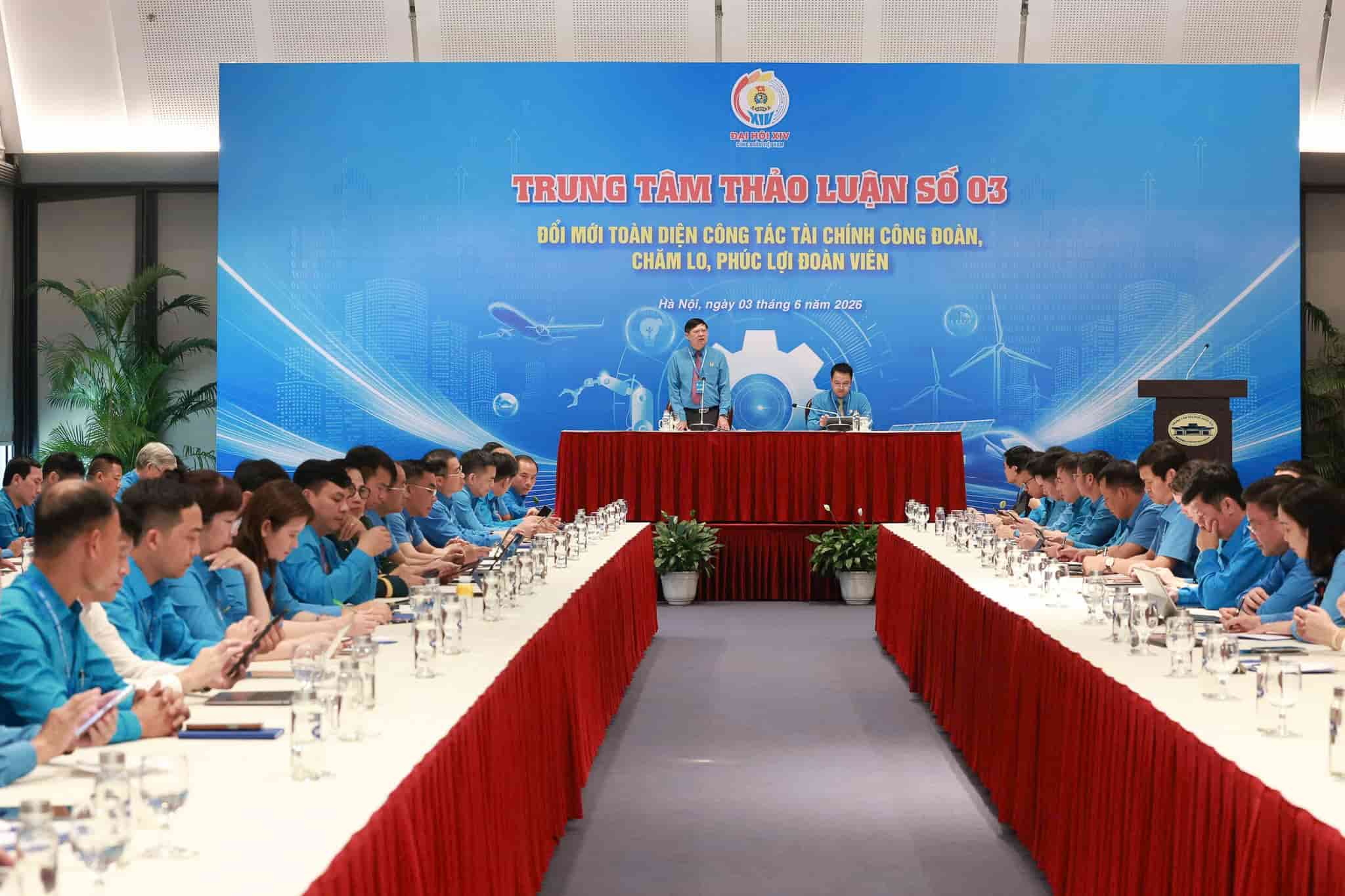 Tổng kết các ý kiến tại phiên thảo luận, Phó Chủ tịch Tổng Liên đoàn Lao động Việt Nam Nam Phan Văn Anh cho biết, sẽ tiếp thu đầy đủ để báo cáo Đoàn Chủ tịch và Đại hội, từ đó hoàn thiện Nghị quyết Đại hội cũng như đề ra các giải pháp phù hợp nhằm phát huy những kết quả đã đạt được, đồng thời khắc phục những hạn chế, tồn tại trong công tác tài chính công đoàn thời gian qua. Ảnh: Hải Nguyễn.