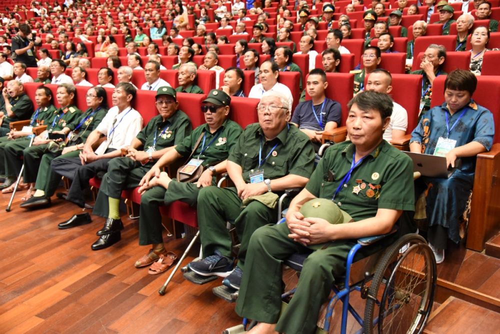 Presenting the President to give gifts to people with meritorious services to celebrate the 79th anniversary of War Invalids and Martyrs' Day. Photo: VGP
