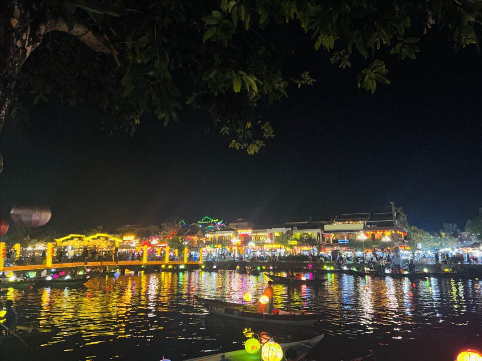 Phố cổ Hội An lên đèn lung linh vào buổi tối. Ảnh: Linh Boo