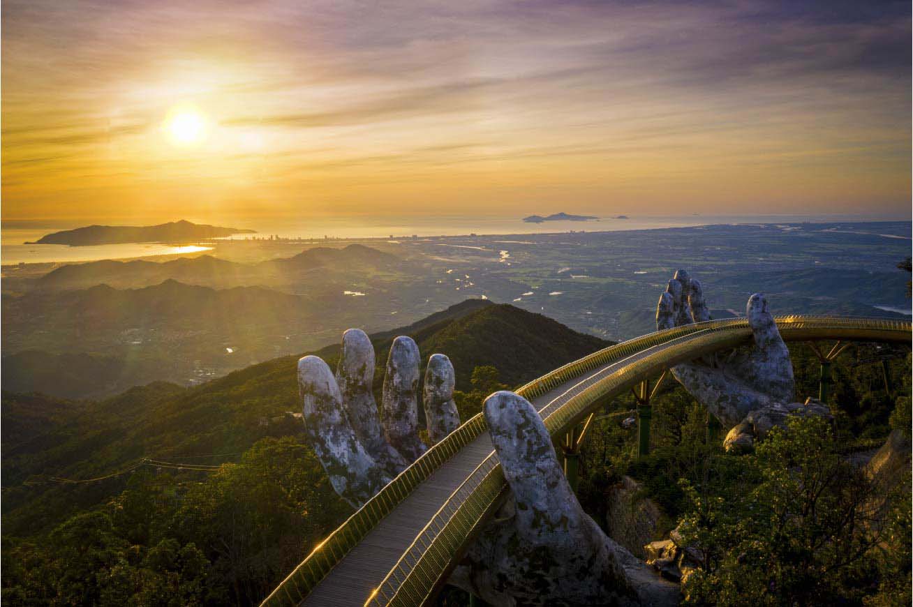 Cầu Vàng nổi tiếng thế giới tại Sun World Ba Na Hill. Ảnh: H. Hà