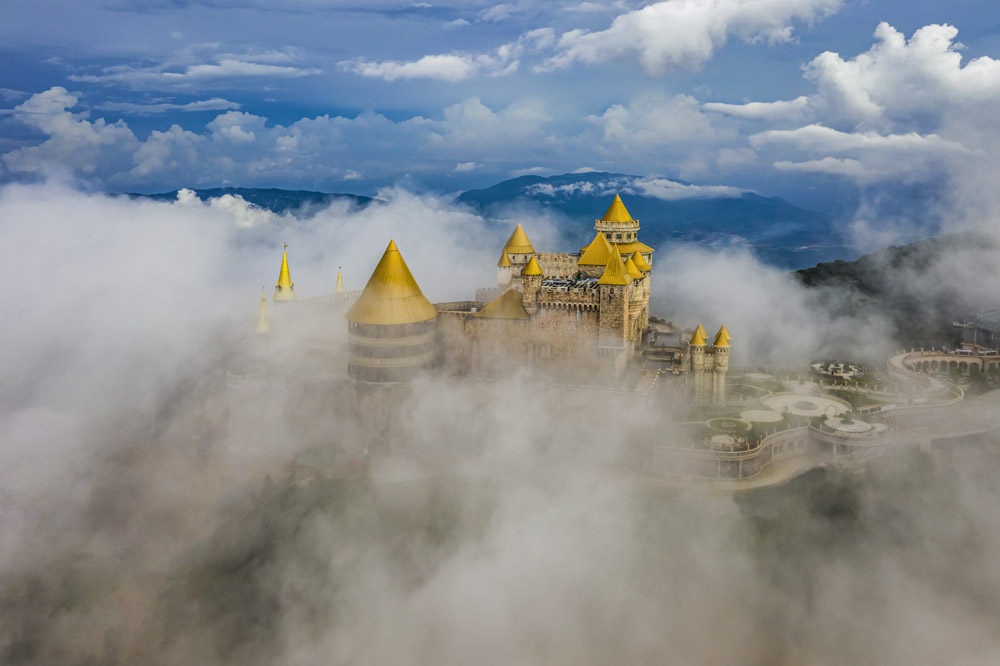 Sun World Ba Na Hills ẩn hiện trong mây.
