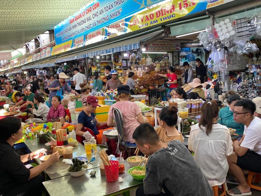 Bạn chỉ cần dạo một vòng chợ Cồn là đủ để nạp đầy bụng những món ăn mà mình yêu thích. Ảnh: Phạm Thị Kim Thu