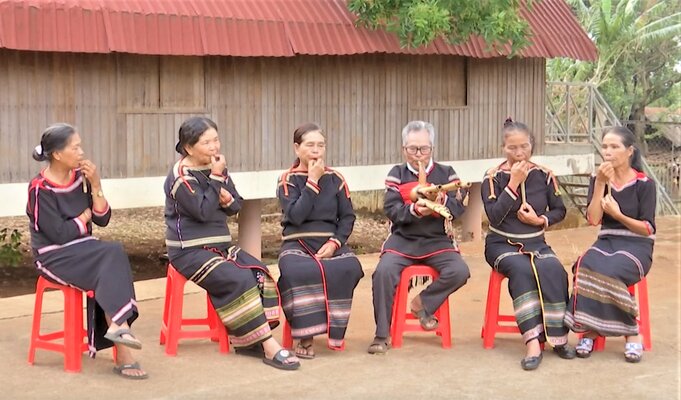 Elderly E De ethnic people sing Ayray together. Photo: Bao Trung