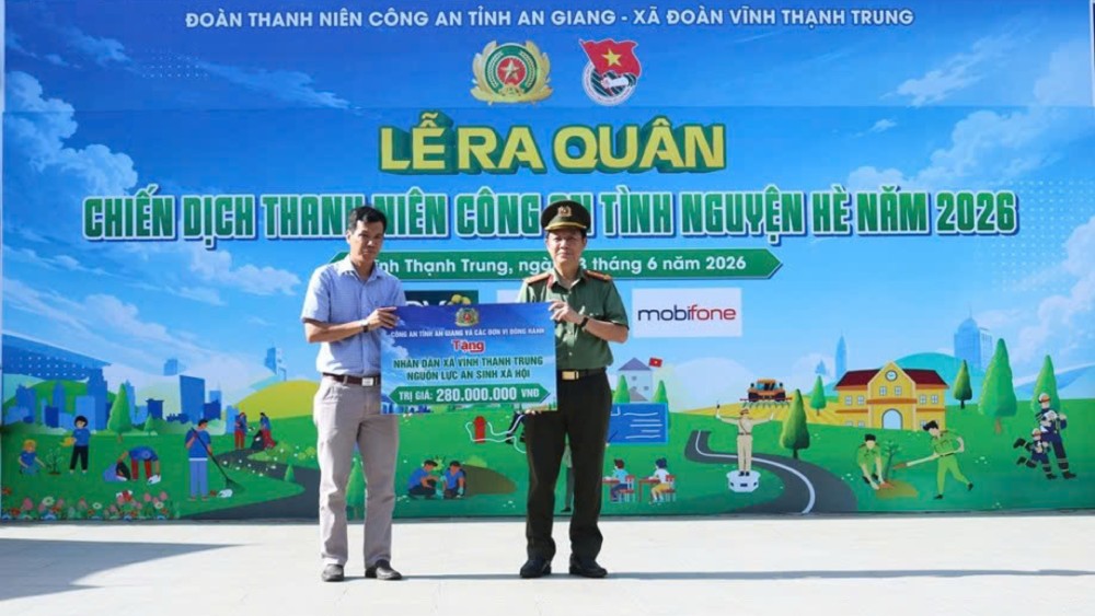 Đại tá Lê Phú Thạnh, Phó Giám đốc Công an tỉnh An Giang trao bảng tượng trưng hỗ trợ nguồn lực an sinh xã hội cho nhân dân xã Vĩnh Thạnh Trung. Ảnh: Bình An