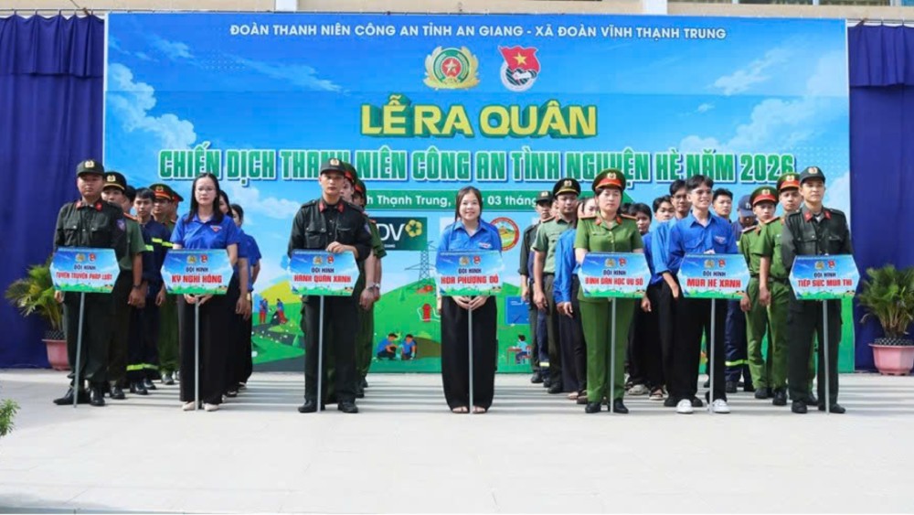 Ban Tổ chức đã tiến hành ra mắt 7 đội hình tình nguyện. Ảnh: Bình An
