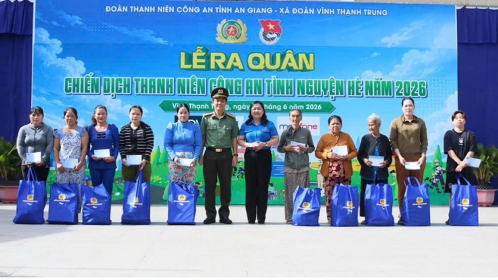 Đại tá Lê Phú Thạnh, Phó Giám đốc Công an tỉnh và bà Thị Phương Hồng, Phó Bí thư Thường trực Tỉnh đoàn, Chủ tịch Hội Liên hiệp Thanh niên Việt Nam tỉnh An Giang tặng quà cho hộ dân có hoàn cảnh khó khăn xã Vĩnh Thạnh Trung. Ảnh: Bình An