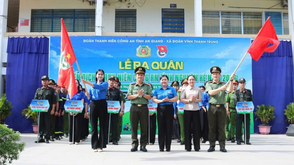 Launching ceremony of "Summer Youth Police Volunteer Campaign" 2026 in Vinh Thanh Trung commune (An Giang). Photo: Binh An