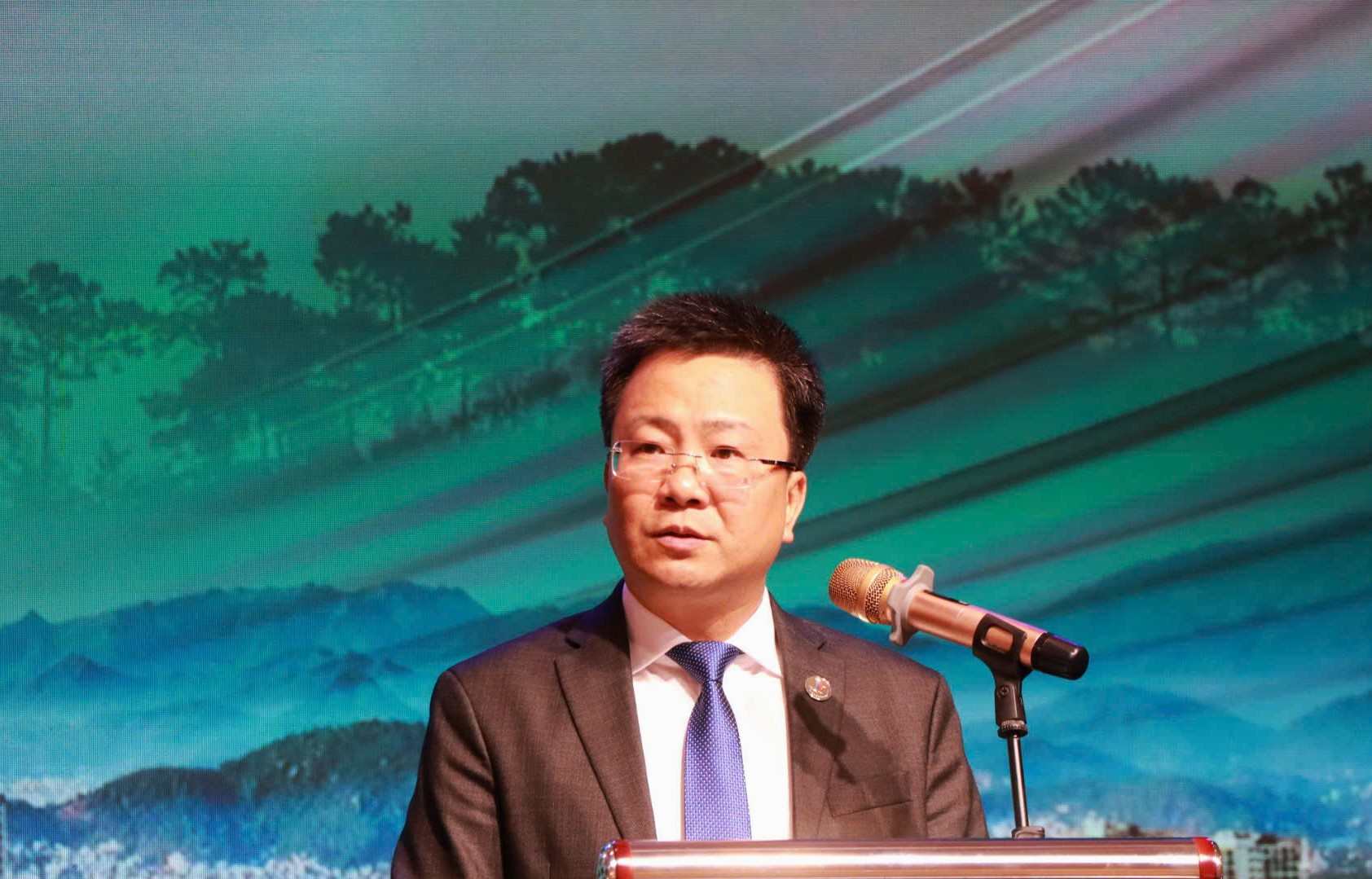 Ông Luyện Mạnh Cường - Phó Giám đốc Trung tâm Xúc tiến Đầu tư, Thương mại và Du lịch tỉnh Khánh Hòa phát  biểu tại chương trình. Ảnh: Phúc Khánh 